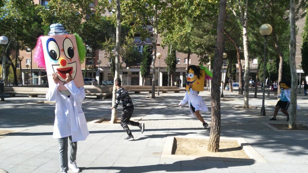 Animación infantil cabezudos corriendo detrás niños